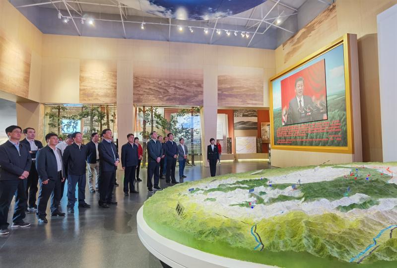 国家林草局领导班子成员参观塞罕坝展览馆,重温林场建设者将荒原变